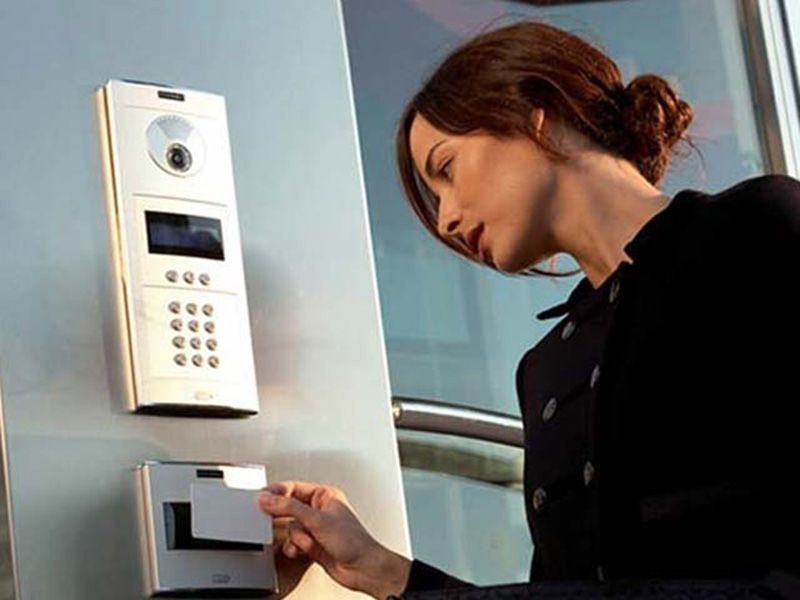 Ứng dụng của đầu đọc thẻ không tiếp xúc giá rẻ trong thang máy
