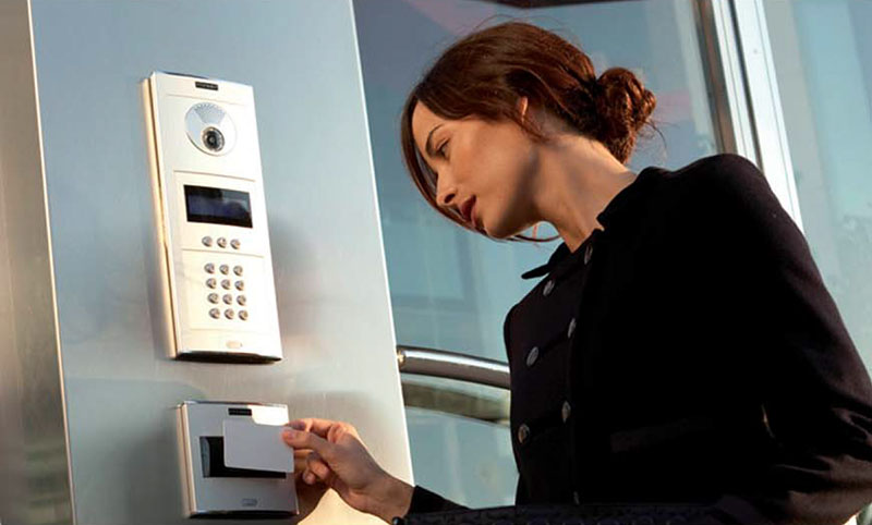 Khách mời có thể liên hệ chủ hộ dễ dàng bằng điện thoại thang máy