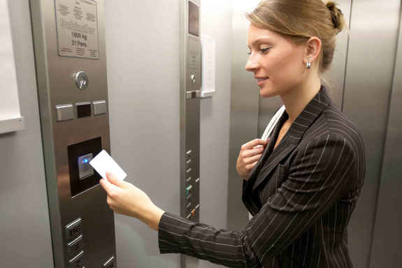Demo cách sao chép thẻ thang máy và giới thiệu tính năng bảo mật chống sao chép thẻ đi thang máy